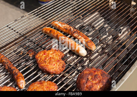 Saucisse de Thuringe (Thueringer Rostbratwurst) et frikadeller (frikadelle) sur un grill Banque D'Images