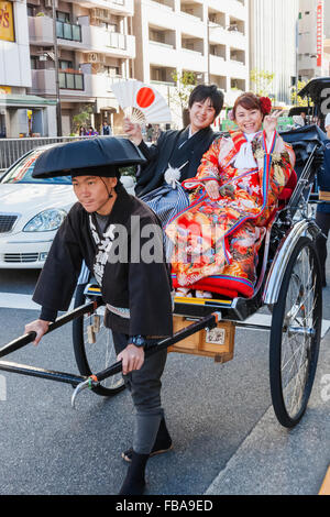 Le Japon, Honshu, Tokyo, Asakusa, Couple in Rickshaw Banque D'Images