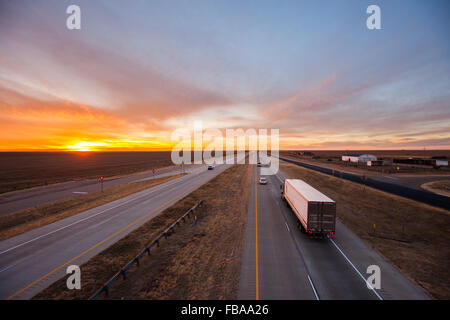 Les camions sur la route, au sud-ouest de nous Banque D'Images