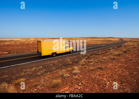 Camion de déménagement jaune sur la route du désert, en Arizona Banque D'Images