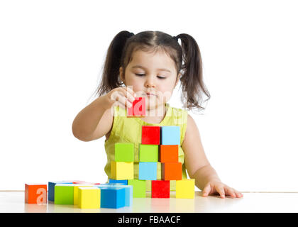 Belle enfant joue la construction d'un château avec des cubes Banque D'Images