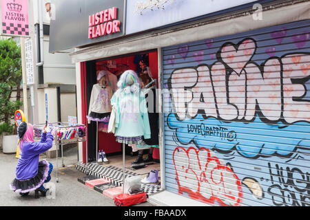 Le Japon, Honshu, Tokyo, Harajuku, Takeshita-dori, la rue commerçante d'affichage boutique de vêtements Banque D'Images