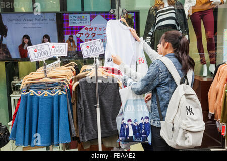 Le Japon, Honshu, Tokyo, Harajuku, Takeshita-dori, jeunes filles Shopping Banque D'Images