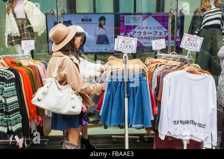 Le Japon, Honshu, Tokyo, Harajuku, Takeshita-dori, jeunes filles Shopping Banque D'Images