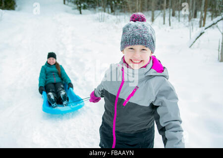 Les enfants tirant par traîneau Paysage de neige Banque D'Images