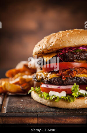 Hamburger fait maison avec laitue et fromage Banque D'Images