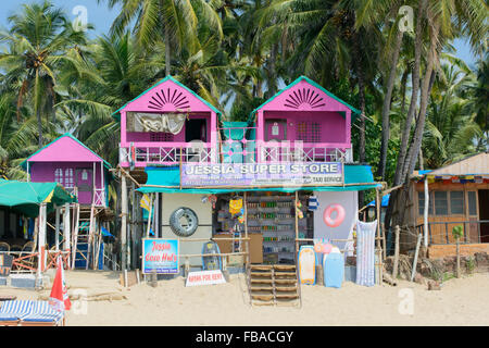 Cabines colorées et une boutique à plage de Palolem, Sud de Goa, Inde Banque D'Images