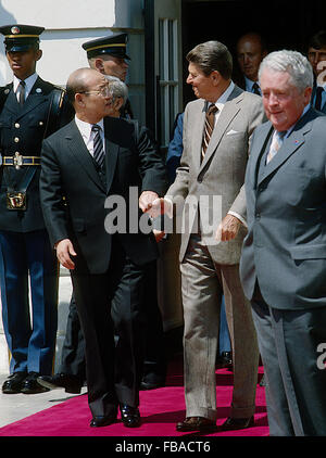 Washington, DC., USA, 26 avril 1985, le président Ronald Reagan rencontre le président Chun Doo Hwan de la République de Corée à la Maison Blanche. Notez que Reagan est tenant la main de Chun comme ils sortir de la portique sud porte. Credit : Mark Reinstein Banque D'Images