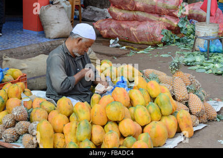 L'homme indien vente de fruits frais au marché du vendredi, dans le quartier animé de Mapusa, Mapusa, Nord de Goa, Inde Banque D'Images