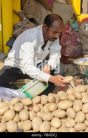 L'homme indien la vente de pommes de terre au marché du vendredi, dans le quartier animé de Mapusa, Mapusa, Nord de Goa, Inde Banque D'Images