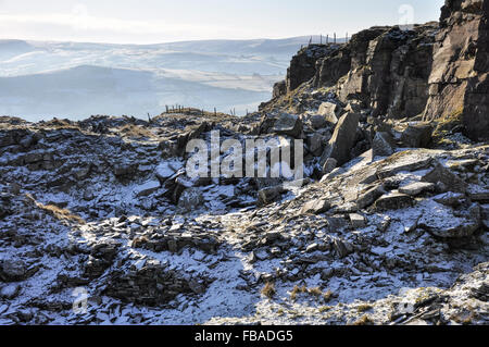 La neige et le gel à bord Katy Roy carrière près de Chinley dans le Peak District, Derbyshire. Banque D'Images