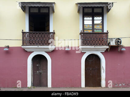 L'architecture coloniale portugaise à Panaji (Panjim), Nord de Goa, Inde Banque D'Images