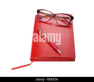 Planificateur quotidien avec des lunettes et un stylo de couleur rouge Banque D'Images