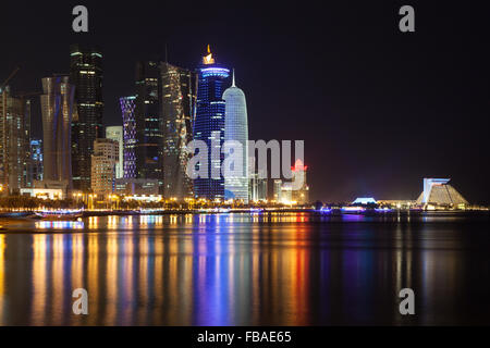 Centre-ville de Doha West Bay illuminée la nuit. Le Qatar, au Moyen-Orient Banque D'Images