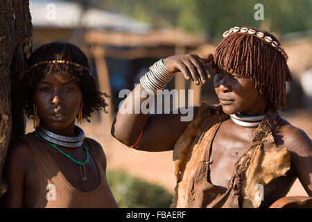 Les femmes Hamer, Dimeka, village de la vallée de la rivière Omo, en Ethiopie. Banque D'Images