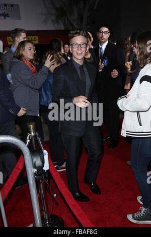 Tyler nerveux 'Oakley' premiere - Tapis rouge avec des arrivées : Tyler Oakley Où : Los Angeles, California, United States Quand : 11 déc 2015 Banque D'Images