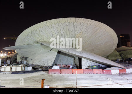 Site de construction du Musée national du Qatar de nuit Banque D'Images