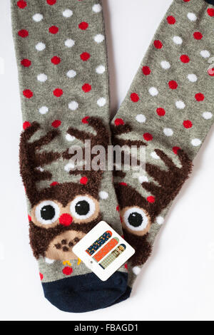 Chaussettes de Noël avec les hiboux avec nez rouge et bois situé sur fond blanc Banque D'Images