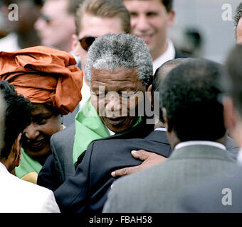 Washington, DC. 24 juin 1990, Nelson Mandela et épouse Winnie arrivent à l'Aéroport National de crédit : Mark Reinstein Banque D'Images