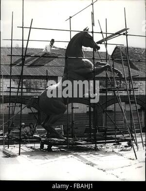 1968 - magnifique cheval en pâte à modeler pour visite de la reine à l'Afrique : une magnifique sculpture d'un cheval d'élevage est en cours dans 2 1/2 tonnes de pâte à modeler. Mesurant 18 pieds de haut, l'immense chef-d'œuvre est que l'on croit être le plus grand de ces modèles déjà travaillé dans ce milieu. Créé par le sculpteur, Philip Jackson, un directeur de Gillespies de Dippenhall, Surrey, - une firme de design qui se spécialise dans la production de prestige d'art, le cheval géant constitue la base d'un moulage qui sera utilisé pour produire un ''stable'' de 16 élevage identiques en fibre spectaculaire des chevaux blancs. Commandés par la Nigerian Gover Banque D'Images