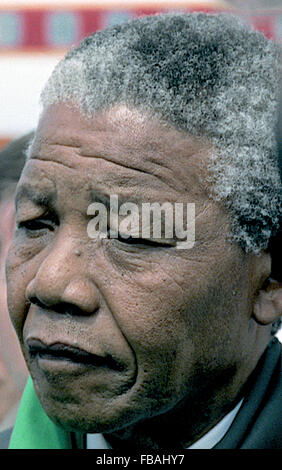 Washington, DC., USA, 24 juin 1990 Nelson Mandela arrive à l'Aéroport National de Washington DC. Il est accueilli par Randall Robinson le fondateur de Trans l'Afrique et de l'Effie Barry l'épouse de Washington DC MAIRE Marion Barry, membre du Congrès et Walter Fountry (D-DC) Credit : Mark Reinstein Banque D'Images