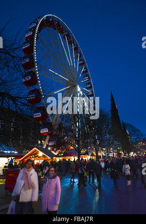 Edinburgh's célèbre Marché de Noël Européen Banque D'Images