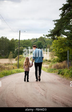 La Finlande, Uusimaa, Raasepori, Karjaa, Père marcher avec sa fille (6-7) le long de routes de campagne