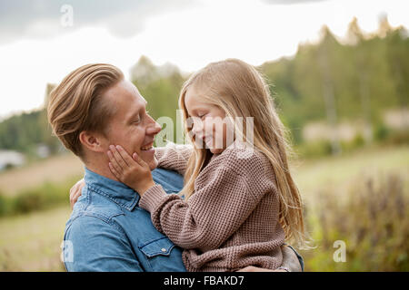 La Finlande, Uusimaa, Raasepori, Karjaa, père des liens avec sa fille (6-7)