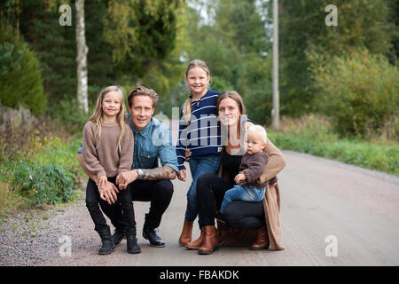 La Finlande, Uusimaa, Raasepori, Karjaa, Portrait de famille avec trois enfants (4-5, 6-7)