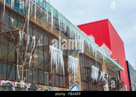 Ancienne usine avec Icecicles à Montréal Banque D'Images