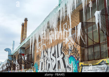 Ancienne usine avec Icecicles à Montréal Banque D'Images