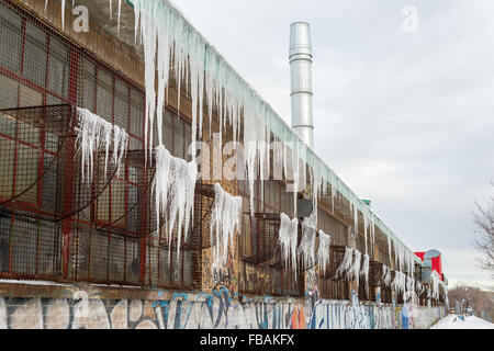 Ancienne usine avec Icecicles à Montréal Banque D'Images