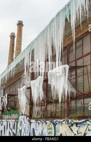 Ancienne usine avec Icecicles à Montréal Banque D'Images