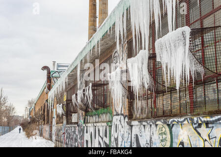 Ancienne usine avec Icecicles à Montréal Banque D'Images