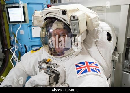 Expédition de l'Agence spatiale européenne 46 Timothy Peake astronaute effectue un ajustement final à l'intérieur de son scaphandre le 11 janvier 2016 à bord de la Station spatiale internationale. Peake et ses collègues l'astronaute de la NASA Tim Kopra effectue une sortie dans l'heure prévues 6,5 pour remplacer un régulateur de tension afin de redonner au système de production d'électricité de la station de configuration c'est normal le 15 janvier. Banque D'Images