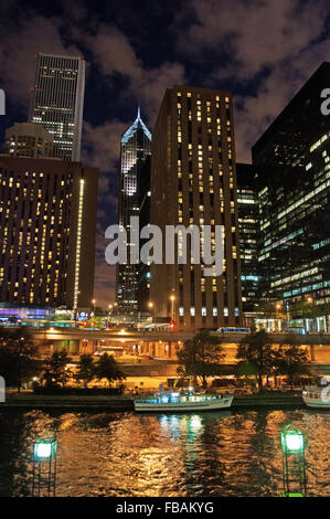 États-unis d'Amérique, États-Unis : la nuit l'horizon de Chicago avec les gratte-ciel et les réflexions de lumières de la ville dans un de ses nombreux canaux Banque D'Images