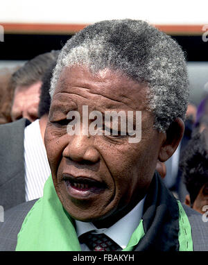 Washington, DC., USA, 24 juin, l, 1990 Nelson Mandela avec sa femme Winnie alors arriver à l'Aéroport National de Washington DC. Il est accueilli par Randall Robinson le fondateur de Transafrica et Effie Barry l'épouse de Washington DC MAIRE Marion Barry, membre du Congrès et Walter Fountry (D-DC) Credit : Mark Reinstein Banque D'Images