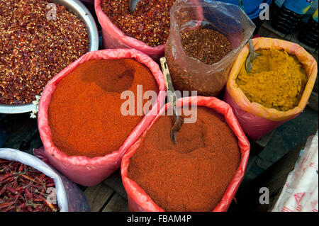 Détail de flocons de piments séchés et d'épices poudres de cari à un marché de rue Rangoon Myanmar Banque D'Images