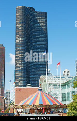 États-unis d'Amérique, USA : l'horizon de Chicago avec le point de vu de la Tour du Lac le Navy Pier, carousel Banque D'Images