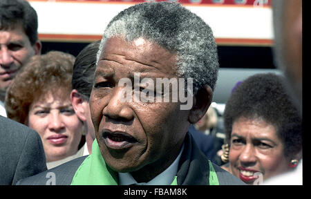 Washington, DC.USA, 24 juin, 1990 Nelson Mandela avec sa femme Winnie alors arriver à l'Aéroport National de Washington DC. Il est accueilli par Randall Robinson le fondateur de TransAfrica et Effie Barry l'épouse de Washington DC MAIRE Marion Barry, membre du Congrès et Walter Fountry (D-DC) Credit : Mark Reinstein Banque D'Images