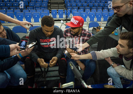 Londres, Royaume-Uni. 13 janvier, 2016. Toronto Raptors Guard Kyle Lowry [# 7] Interrogé par BBC Radio 1'S T. Williams lors de la journée des médias avant les Jeux de Londres 2016 mondial de la NBA. Orlando Magic et les Toronto Raptors. Crédit : Stephen Bartholomew/Alamy Live News Banque D'Images