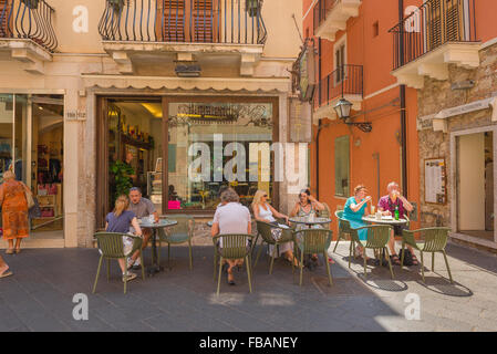 Taormina cafe bar, vue en été de touristes de détente à tables à l'extérieur d'un café sur le Corso Umberto, dans Taormina, Sicile. Banque D'Images