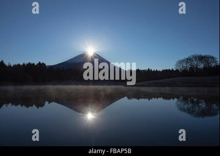 La lumière étincelante sur le sommet du Mont Fuji, Minamitsuru-gun, préfecture de Yamanashi, Japon Banque D'Images