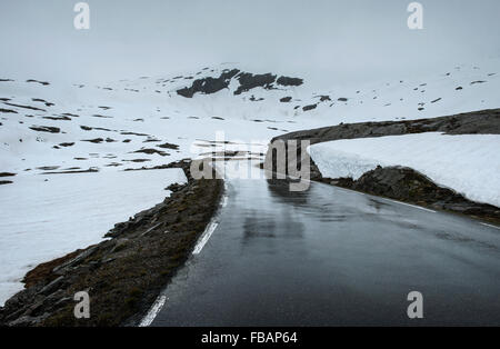 Le col de montagne à travers un paysage d'hiver Banque D'Images