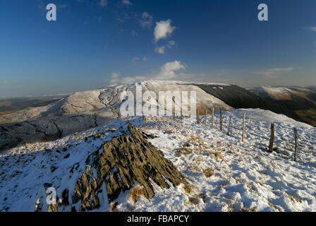 Collines recouvertes de neige près de Dolgellau, Pays de Galles, Royaume-Uni. Vues autour de Cader Idris. Banque D'Images