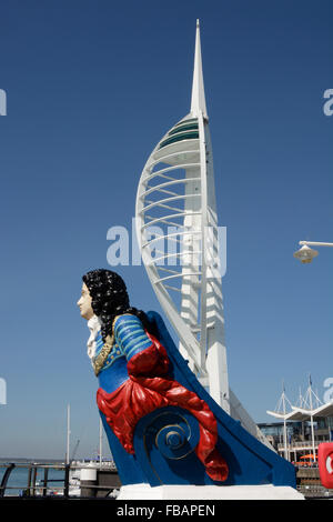 De vieux navires de proue sur harbourside au centre commercial GUNWHARF QUAYS de Portsmouth, Hampshire, Angleterre. Avec Tour Spinnaker dans b Banque D'Images