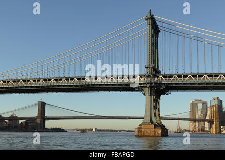 Pont de Manhattan et Brooklyn Bridge, à la fois sur l'East River et se joindre à Brooklyn à Manhattan dans le Lower East Side à New York Banque D'Images