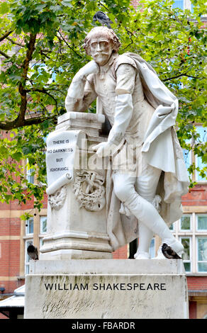 Londres, Angleterre, Royaume-Uni. Statue : William Shakespeare (1564-1616) dans la région de Leicester Square. Copie par Giovanni Fontana de Peter Scheemakers' Banque D'Images