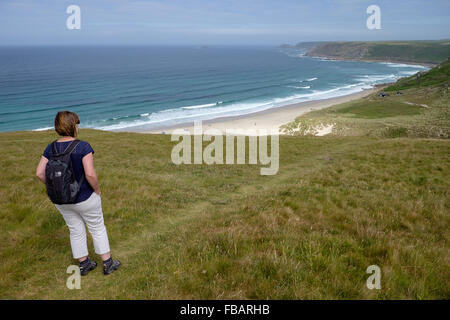 Une personne marche le long du sentier côtier du sud-ouest, nr Sennen Cove, Cornwall Banque D'Images