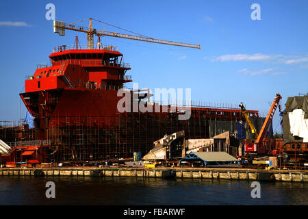 Sur chantier naval de Gdansk, Pologne avec grue Banque D'Images